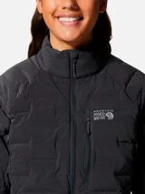 Campera técnica de plumón Mountain Hardwear, modelo Stretchdown, en color negro. Presenta un diseño acolchado con tecnología de tejido elástico, cierre frontal de dos vías, bolsillo en el pecho con cierre y bolsillos laterales. Cuenta con puños elásticos y ajuste en el dobladillo.