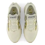 Championes de trail running New Balance modelo Trektel, color beige con detalles en verde oliva, gris y suela de goma color suela. Diseño con logo "N" en los laterales y suela de tacos agresivos.
