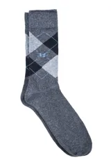 Medias de color gris oscuro con diseño de rombos en tonos gris claro, negro y azul claro.