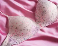 Soutien color beige de lycra sin aro y con copa formada, marca Montelle.