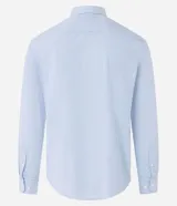 Camisa de manga larga color celeste, con cuello inglés y abotonado delantero. Confeccionada en tricolina con fibra de bambú, presenta un diseño maquinetado con estampado de rayas.