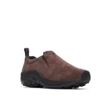 Zapato slip on Merrell modelo Jungle Moc, de color marrón, confeccionado en gamuza con suela de goma negra y diseño sin cordones.