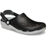 Zuecos Crocs modelo Classic Clog Turbo, color gris con suela blanca y detalles en rojo. Cuenta con perforaciones superiores para ventilación, correa trasera ajustable con sistema turbo y suela de goma para mayor tracción.
