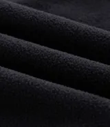 Buzo de hombre confeccionado en tejido fleece con felpa, de corte recto y cuello alto. Cuenta con cierre frontal completo, bolsillos laterales y un bolsillo adicional con cierre en el pecho.