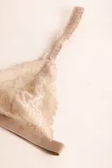 Sostén tipo bralette negro de encaje elastizado, con diseño triangular y breteles con detalle de encaje.