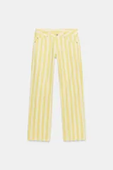 Jeans rectos de tiro bajo con estampado de rayas verticales en tonos amarillo y blanco, con bolsillos delanteros y traseros, y cierre frontal con botón y cremallera.