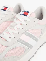 Zapatillas Tommy Jeans de estilo running, color gris con detalles en rosa y blanco. Confeccionadas en ante, poliéster y goma, con suela gruesa de tacos.
