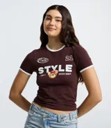 Remera de corte ajustado color marrón chocolate, con cuello redondo y bordes de mangas en color blanco. Presenta un estampado frontal con la palabra 'STYLE' en letras grandes, un oso pequeño con gorra y el texto 'Cute' y '21'.