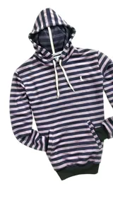Canguro con capucha a rayas horizontales violetas y azul marino, con cordones blancos y logo bordado en el pecho. Tiene bolsillo tipo canguro.