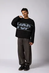 Buzo oversize de corte boxy, confeccionado en algodón rústico de alto gramaje en color beige. Presenta cuello redondo con borde crudo, mangas largas y una estampa frontal con el texto VCP delimitado por líneas horizontales blancas.