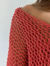 Buzo de tejido de punto calado color naranja, con lurex y escote en V.