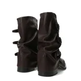 Botas de caña media color marrón, con diseño arrugado y tres hebillas laterales metálicas decorativas. Cuenta con taco medio y suela firme.