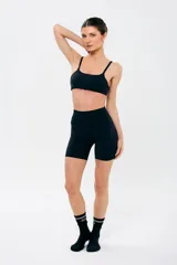 Short tipo biker de tiro alto con cintura ancha de doble tela, diseñado para brindar soporte y comodidad durante el entrenamiento.