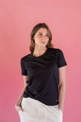 Remera básica de algodón con cuello redondo y manga corta, de calce clásico.