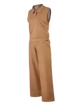 Conjunto de dos piezas color tostado, compuesto por una musculosa con cuello polo y cierre frontal de botones, y un pantalón de corte recto y relajado.