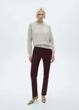 Pantalon de vestir de corte recto y tiro medio, confeccionado en tejido con diseño de raya diplomática. Cuenta con cierre oculto de botón, gancho y cremallera, y bolsillos de ribete en la parte posterior.