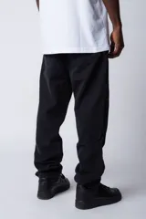 Jean de corte mom fit en color celeste claro, confeccionado en denim resistente con diseño de tiro alto y pierna holgada.