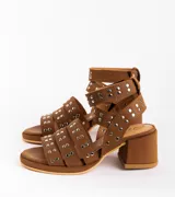 Sandalias de cuero color bordó con tres tiras horizontales sobre el empeine y pulsera al tobillo, ambas con apliques de tachas plateadas.