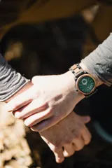 Reloj de pulsera Chenaut modelo Émeraude d’Ébène, con caja y malla de madera de ébano y nogal. Esfera verde esmeralda con segundero pequeño. Cristal Hardlex y movimiento de cuarzo. Resistente al agua (3 ATM).