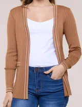 Cardigan de punto acanalado color verde, con bolsillos simulados y ribetes en contraste blanco en la apertura frontal, puños y bolsillos, de manga larga y diseño abierto.