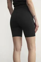 Calza corta deportiva negra de tiro alto, con bolsillos laterales.