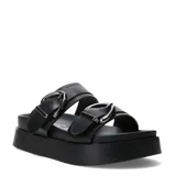 Sandalias de plataforma color negro, de estilo slide, con dos tiras anchas en el empeine decoradas con grandes hebillas metálicas plateadas.
