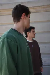 Buzo negro de algodón con cuello redondo y logo bordado en el pecho.