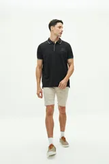 Polo de manga corta con textura, corte regular, cuello clásico con detalles en contraste y logo estampado en el pecho.