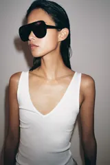 Musculosa de punto rib color marrón con mezcla de algodón, escote en V y tirantes anchos.