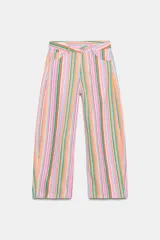 Jeans baggy de tiro medio con diseño de rayas multicolores, bolsillos y cierre frontal con cremallera y botón metálico.