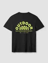 Camiseta negra de corte regular fit, confeccionada en algodón orgánico. Presenta un pequeño estampado en color verde lima en el pecho con un diseño de oruga y texto en inglés y japonés.