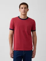 Remera de manga corta color rojo con detalles en azul marino en el cuello y los puños, cuenta con un bolsillo aplicado en el pecho.