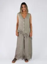 Pantalón de lino color chocolate de corte ancho y holgado, con detalle de encaje bordado en el bajo.