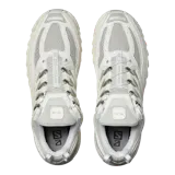 Championes Salomon ACS Pro de diseño técnico y deportivo, color blanco con detalles plateados y grises. Cuentan con un exterior de malla y estructura de soporte sintética, sistema de ajuste rápido y suela chunky con tecnología de amortiguación.