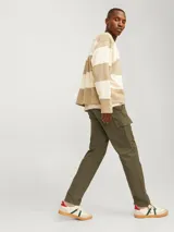 Pantalón cargo de hombre color verde oliva oscuro (Olive Night), de corte relajado y tiro medio. Confeccionado en sarga de algodón, presenta bolsillos cargo laterales, bolsillos frontales y traseros, y cordones ajustables en los dobladillos.