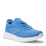 Championes deportivos Umbro modelo Run, color celeste con suela blanca. Confeccionados en tejido de malla transpirable, cuentan con cierre de cordones y el logo de la marca en el lateral y la lengüeta.