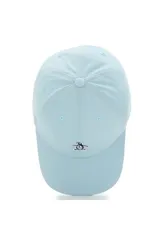 Gorra celeste de visera curva con el logo de un pingüino bordado en el frente.