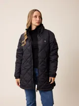 Campera larga acolchada con diseño de rombos, cierre frontal completo y cuello alto. Presenta puños elásticos y un pequeño logo aplicado en el pecho.