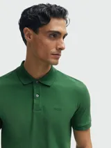 Polo de manga corta color verde menta, confeccionado en piqué de algodón, con cuello y tapeta de tres botones. Presenta un logo bordado tono sobre tono en el pecho.