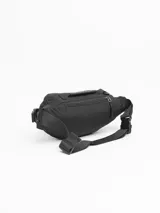 Riñonera urbana de diseño funcional en color negro. Cuenta con dos compartimentos frontales con cierre, un bolsillo trasero oculto de seguridad, manija superior de transporte y correa ajustable con cierre de broche. Incluye parche con logo de la marca en el frente.