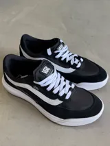 Championes Vans Ultrarange 2.0 SE, color negro con detalles en blanco, cordones blancos y suela blanca. Confeccionados en gamuza y tela, con entresuela UltraCush™ Lite y suela waffle inversa.