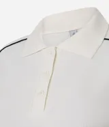 Polo de manga corta confeccionado en tejido rib de algodón con elastano. Presenta cuello tradicional con cierre de botones y detalle de línea blanca en los hombros.