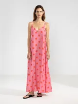 Vestido largo de corte fluido con escote en V profundo y finos breteles. Presenta un estampado animal print combinado con rayas y un detalle decorativo de flor en cobre en el centro del escote.