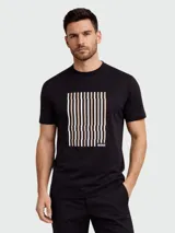 Remera negra de manga corta con cuello redondo y estampado frontal de líneas verticales abstractas con el logo de Boss.
