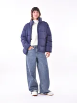 Campera puffer color borgoña con cierre frontal y bolsillos laterales.