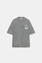 Remera de algodón con efecto lavado, corte oversize, cuello redondo y manga corta. Presenta un estampado frontal pequeño en el pecho con motivos playeros y texto alusivo a Rangiroa Beach.