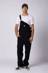 Jardinero de jean en color celeste claro con lavado desgastado. Presenta un diseño clásico con bolsillo frontal en el pecho, breteles regulables con hebillas metálicas y corte relaxed de pierna recta.