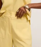 Pantalón pantacourt azul marino de viscosa con lazo delantero, cintura elástica y bolsillos delanteros.