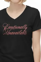 Remera negra de algodón, con cuello en V, mangas cortas, corte al cuerpo y estampa frontal con la frase "Emotionally Unavailable" en letras rosadas.