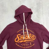 Canguro bordó con capucha y cordones blancos. Estampado frontal con la palabra "Smoke" en color naranja y detalles de texto en blanco.